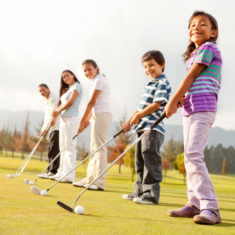 Günstiger Golfunterricht für Anfänger berlin brandenburg. es ist ein golf schnupperkurs zu sehen. es ist ein mann und eine frau mit ihren drei kindern zu sehen. alle haben einen golfschläger in der hand und probieren zum ersten mal golf aus.